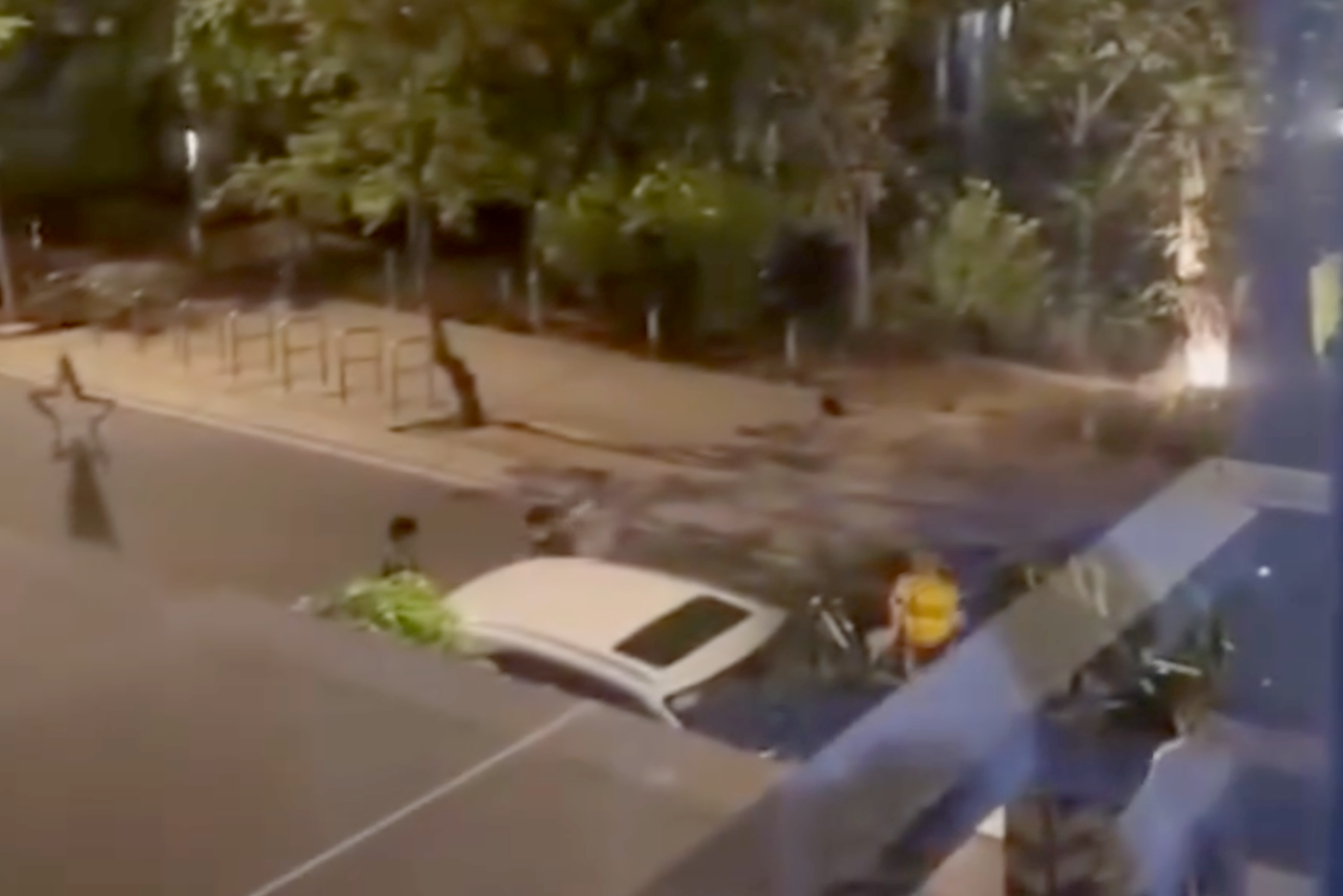 Nhóm người cãi vã gây ồn ào ở khu vực nhà của Hoa khôi Nam Em. Ảnh: Cắt từ clip.