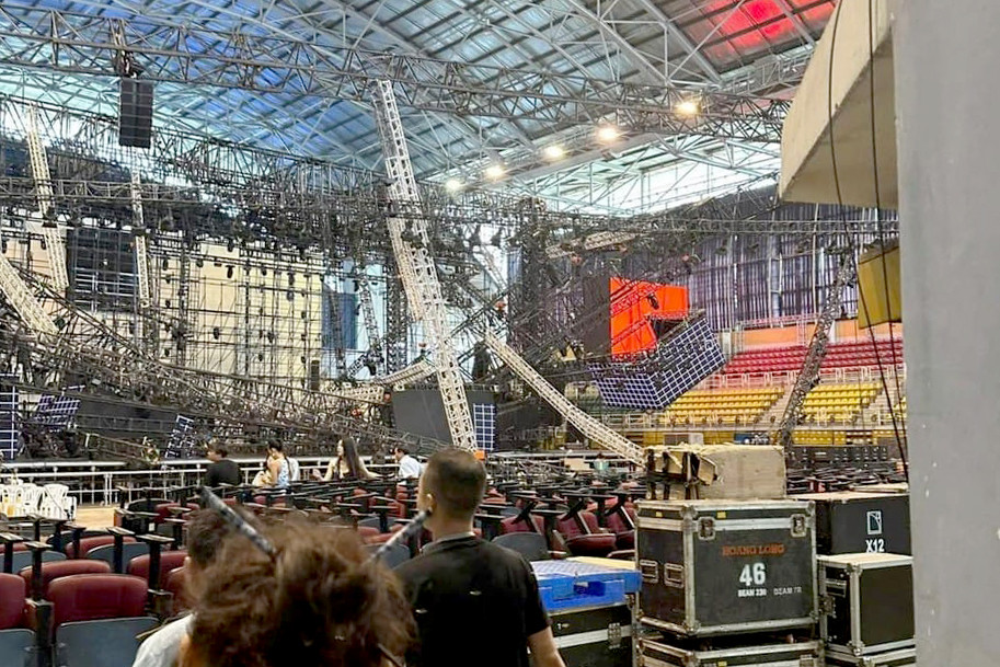 Hệ thống đèn bị đổ sập từ độ cao khoảng 5 m. Ảnh: A.X. Hệ thống đèn bị đổ sập từ độ cao khoảng 5 m. Ảnh: A.X.