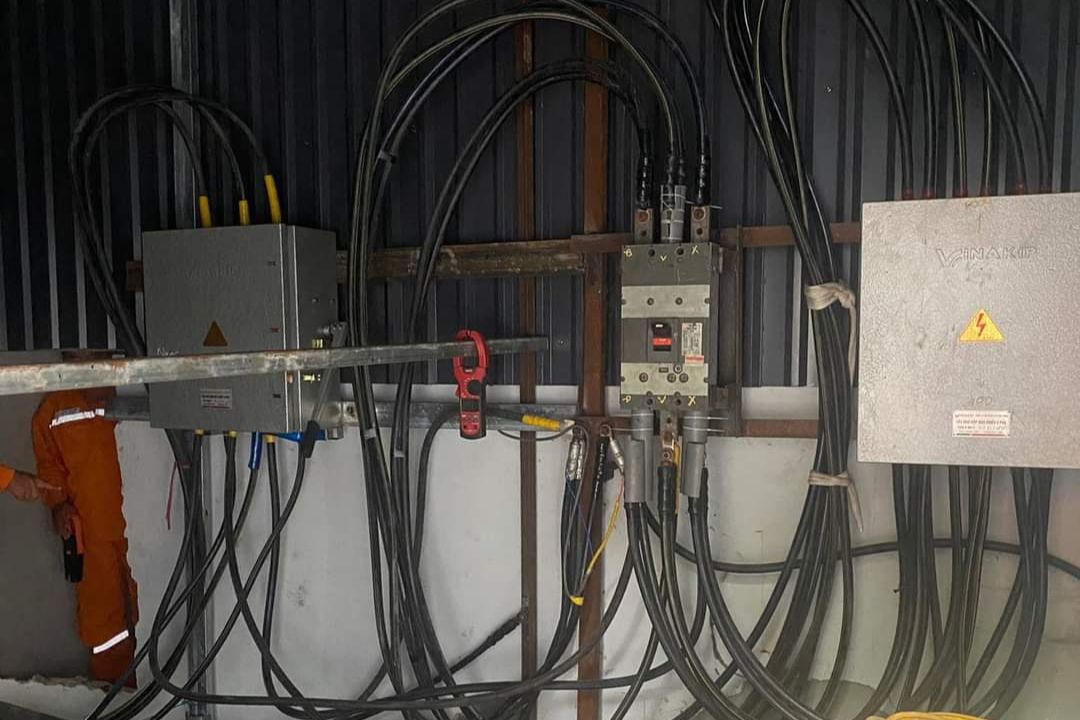 Các thiết bị dùng để trộm điện được lắp đặt trong phòng kín để tránh bị phát hiện. Ảnh: A.X. Các thiết bị dùng để trộm điện được lắp đặt trong phòng kín để tránh bị phát hiện. Ảnh: A.X.