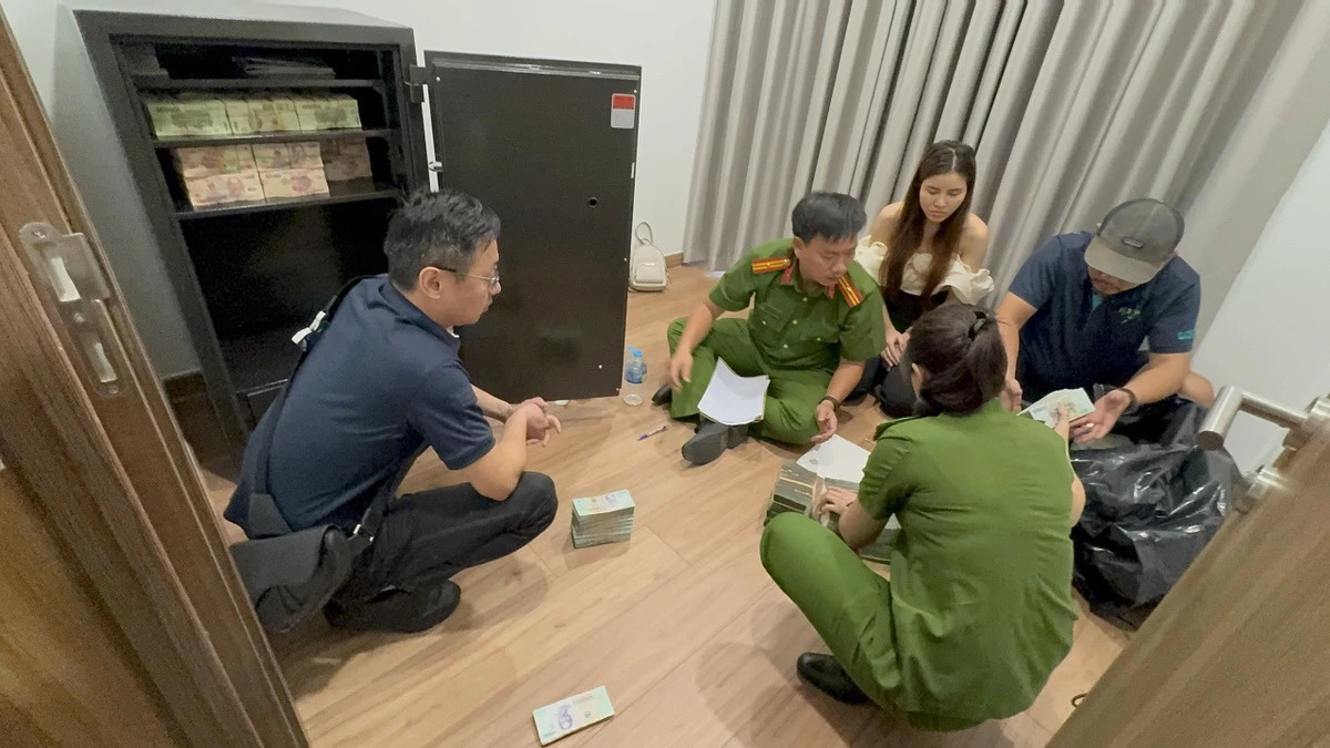 Công an khám xét nhà riêng của đối tượng Zhang Lei. Ảnh: Công an cung cấp.