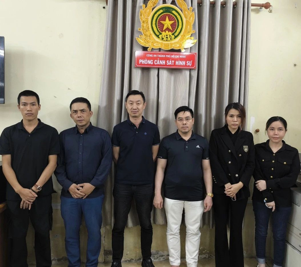 Zhang Lei (thứ 3 từ trái qua) và đồng bọn tại cơ quan công an. Ảnh: Công an cung cấp.
