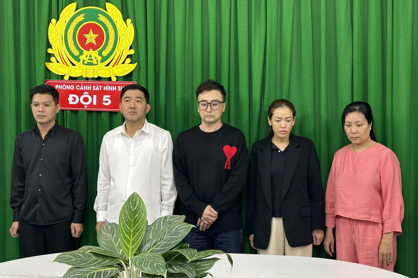 Nhóm đối tượng liên quan nhà hàng Joy tại thời điểm bị bắt giữ.