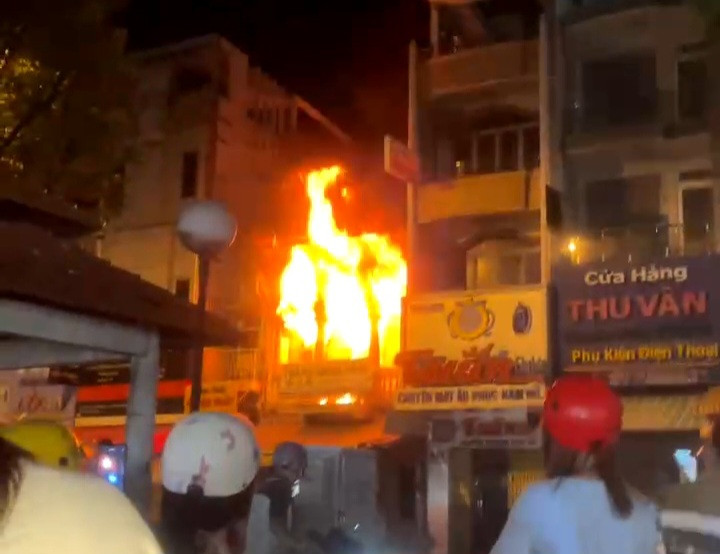 Lửa bao trùm mặt trước của căn nhà. Ảnh cắt từ clip.