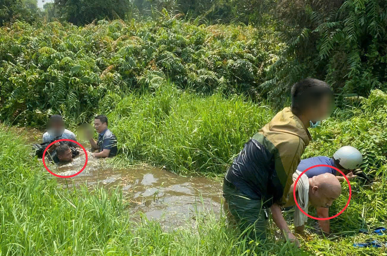 Ma Cai, Fan Guohui bị trinh sát bắt giữ khi lẩn trốn trong rừng tràm. Ảnh: Công an cung cấp. Ma Cai, Fan Guohui bị trinh sát bắt giữ khi lẩn trốn trong rừng tràm. Ảnh: Công an cung cấp.