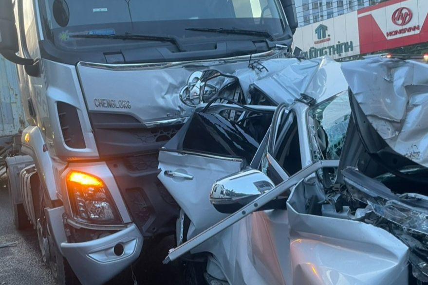 Ô tô 4 chỗ biến dạng sau tai nạn liên hoàn. Ảnh: V.V.