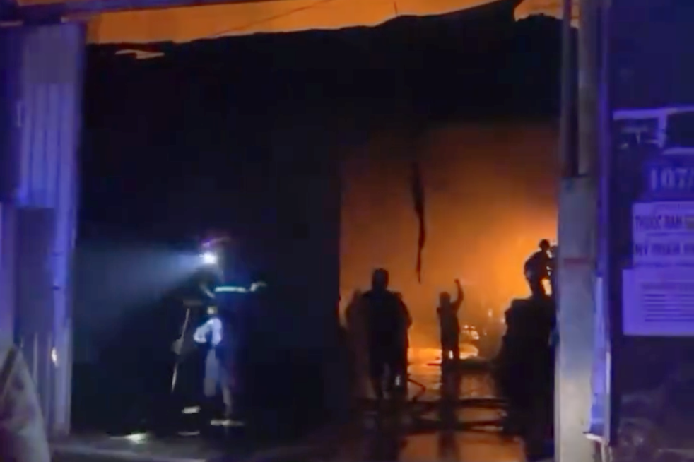 Kho chứa vải xảy ra hỏa hoạn. Ảnh cắt từ clip.