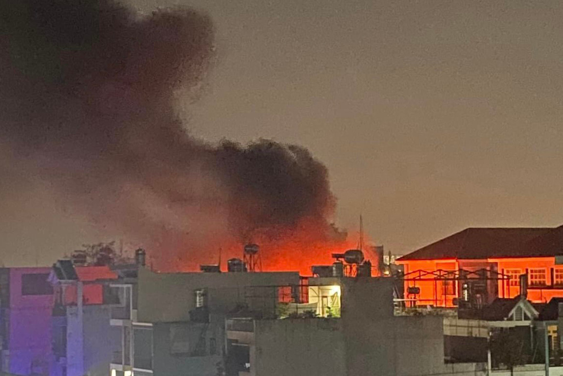 Cột khói bốc cao từ đám cháy. Ảnh: A.V.