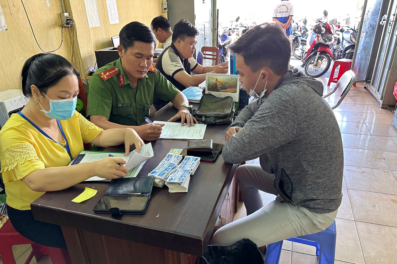 Lực lượng chức năng lập biên bản xử phạt anh N về hành vi dán quảng cáo trái quy định trên cột điện. Lực lượng chức năng lập biên bản xử phạt anh N về hành vi dán quảng cáo trái quy định trên cột điện.