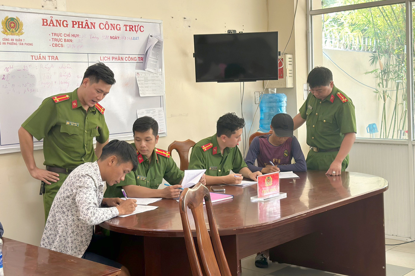 Công an phường Tân Phong lập biên bản xử phạt ông T và P. Công an phường Tân Phong lập biên bản xử phạt ông T và P.
