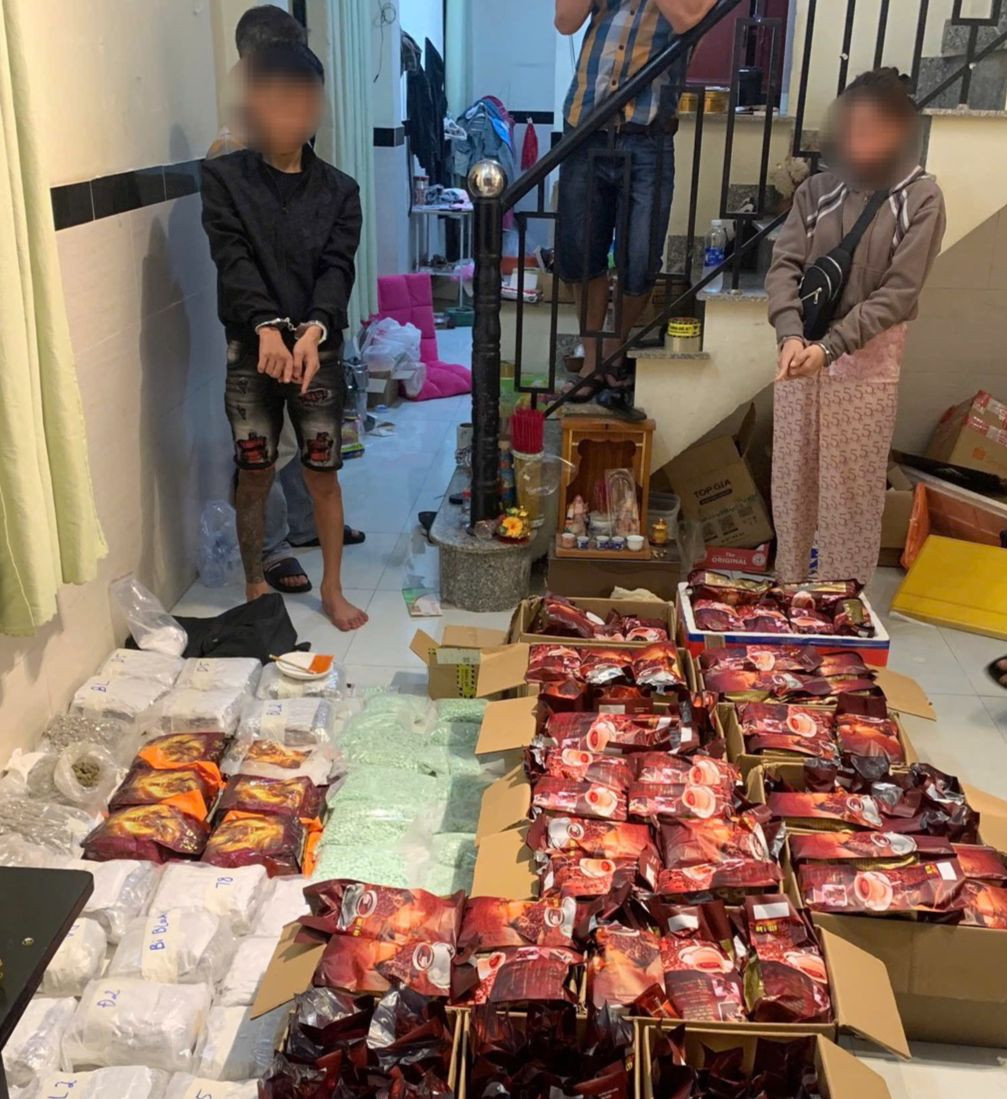 Hai đối tượng bị bắt cùng với số lượng lớn ma túy. Ảnh: Công an cung cấp.