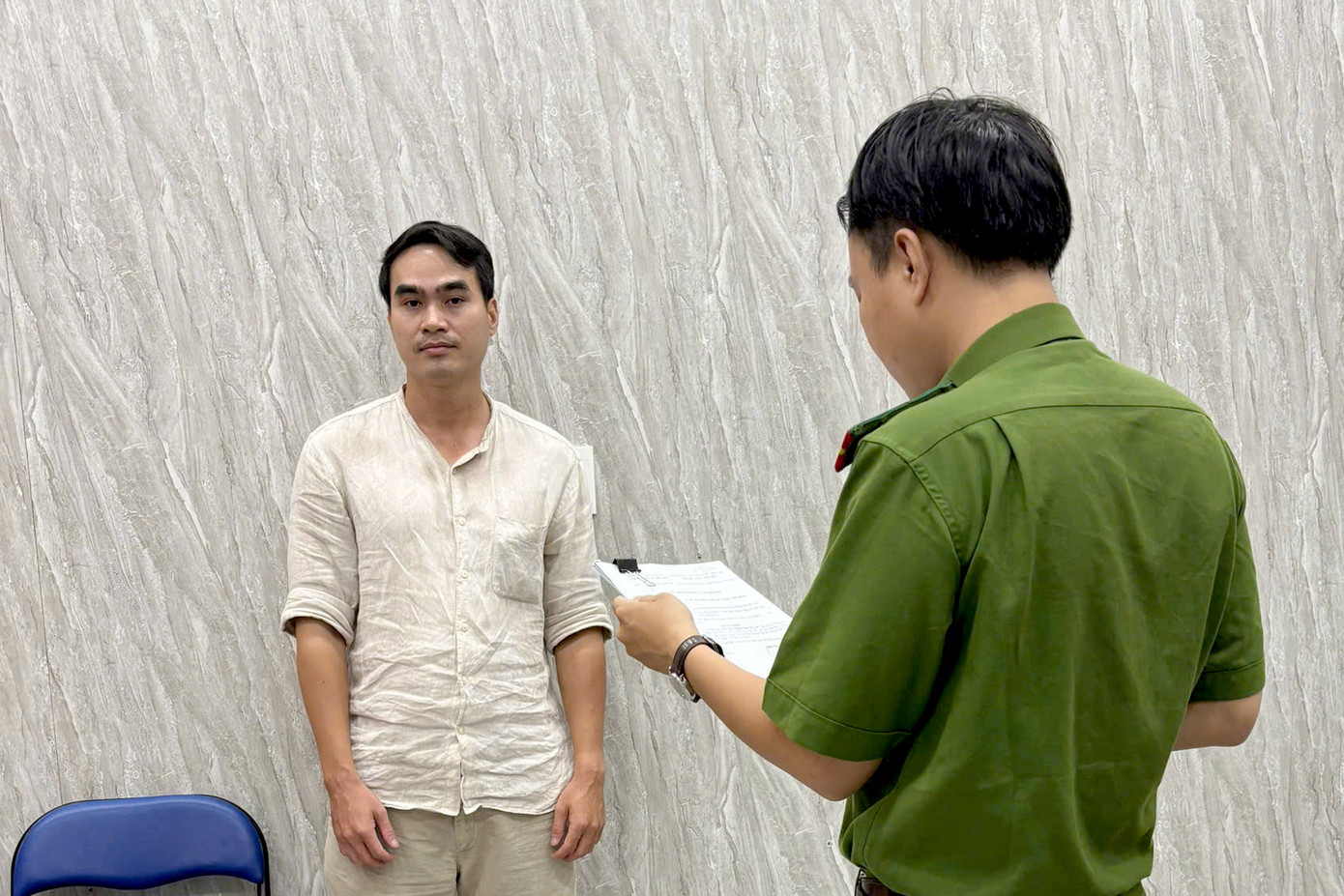 Cơ quan công an tống đạt các quyết định đối với ông Nguyễn Văn Triệu. Ảnh: C.A. Cơ quan công an tống đạt các quyết định đối với ông Nguyễn Văn Triệu. Ảnh: C.A.