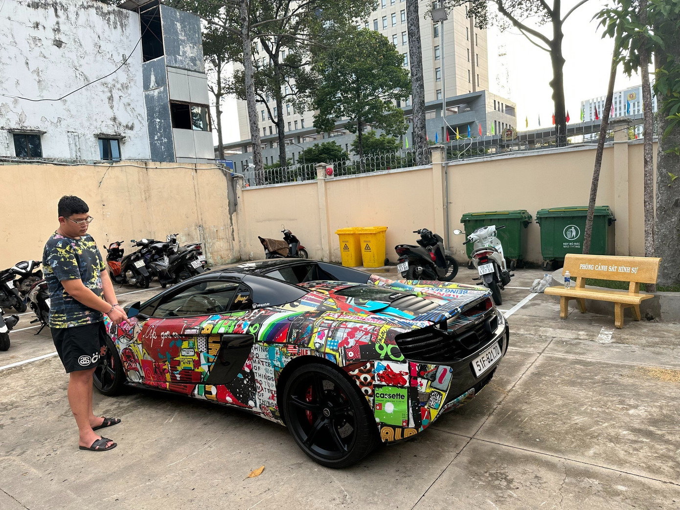 Ông Mohamach Da Pha và siêu xe của bà H. Ông Mohamach Da Pha và siêu xe của bà H.