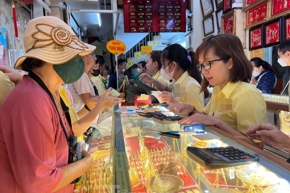 Cơ quan công an khuyến cáo các cơ sở kinh doanh vàng và người dân nâng cao đề phòng cướp giật trong thời điểm vàng tăng giá.