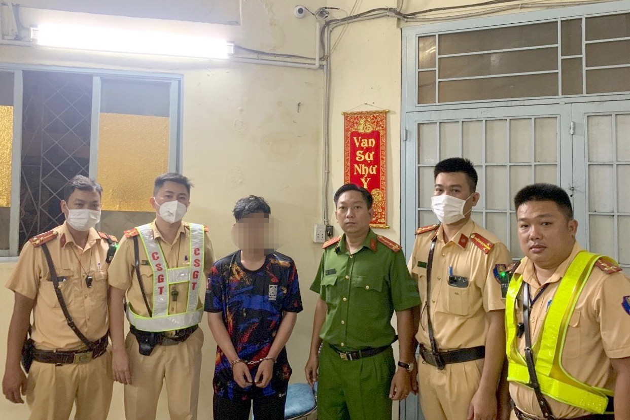 Nghi phạm cướp xe máy của tài xế xe ôm được đưa về trụ sở công an. Ảnh: Công an cung cấp. Nghi phạm cướp xe máy của tài xế xe ôm được đưa về trụ sở công an. Ảnh: Công an cung cấp.