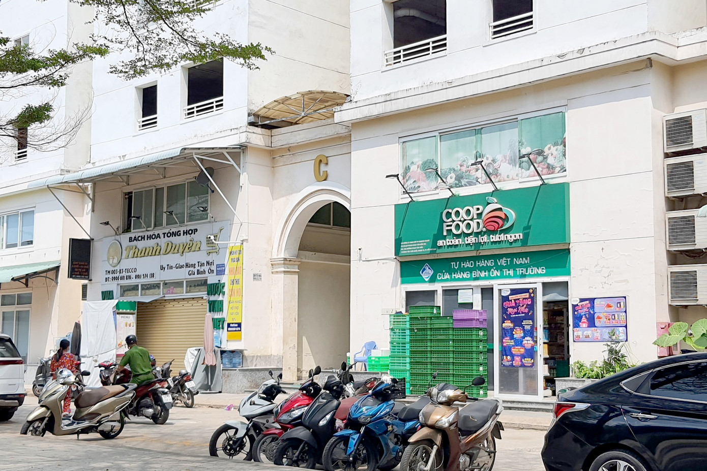 Công an có mặt tại chung cư xảy ra vụ việc (Ảnh: Hoàng Thuận).