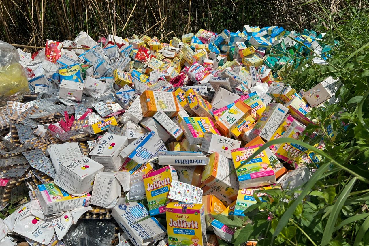 Cả nghìn sản phẩm là thuốc, thực phẩm chức năng còn hạn sử dụng được đổ thành đống ở bãi đất trống. Ảnh: Uyên Phương.