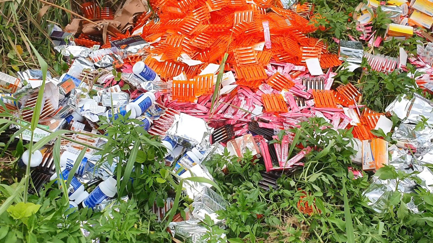 Thuốc, thực phẩm chức năng đổ thành đống trong khu đất. Ảnh: H.T.