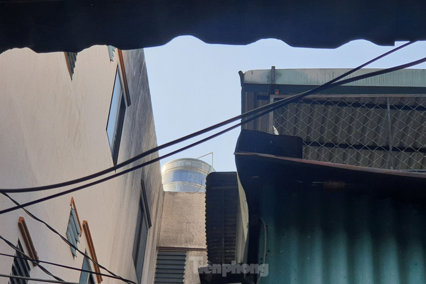 Tường nhà dân lân cận bị ám khói đen. Ảnh: Hoàng Thuận