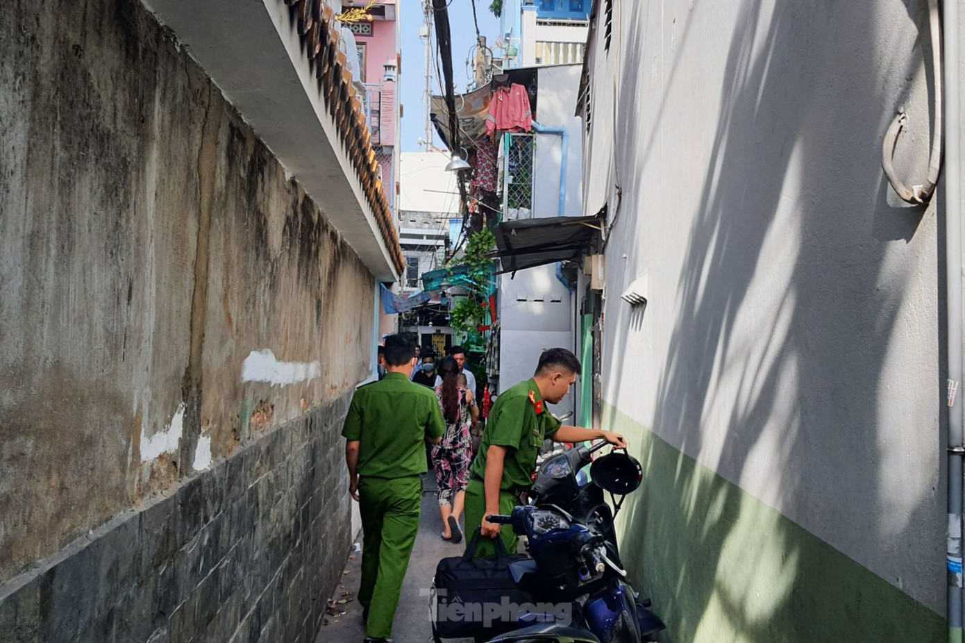 Lực lượng công an có mặt khám nghiệm hiện trường. Ảnh: Hoàng Thuận