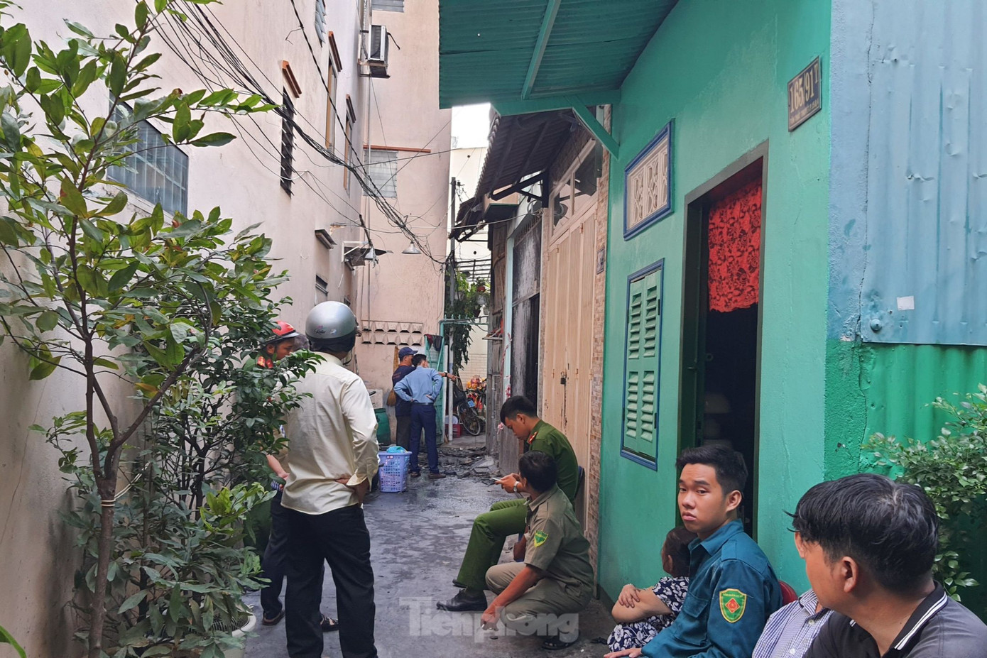 Căn nhà xảy ra hỏa hoạn nằm trong hẻm cụt. Ảnh: Hoàng Thuận