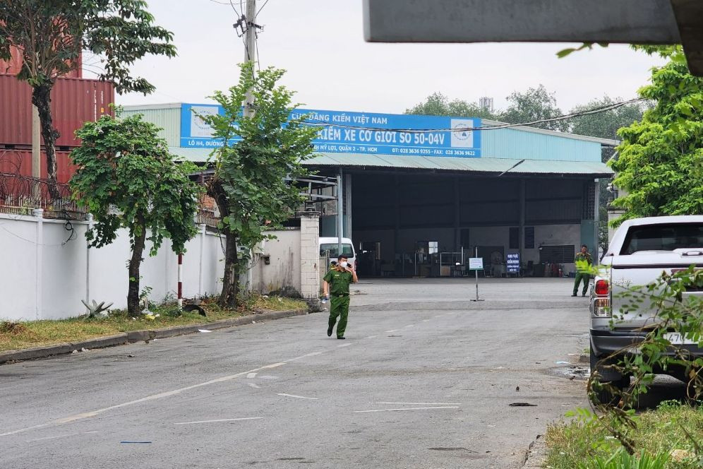 Mọi hoạt động tại Trung tâm đăng kiểm 50-04V bị tạm ngưng để phục vụ việc khám xét. Ảnh: A.X. Mọi hoạt động tại Trung tâm đăng kiểm 50-04V bị tạm ngưng để phục vụ việc khám xét. Ảnh: A.X.