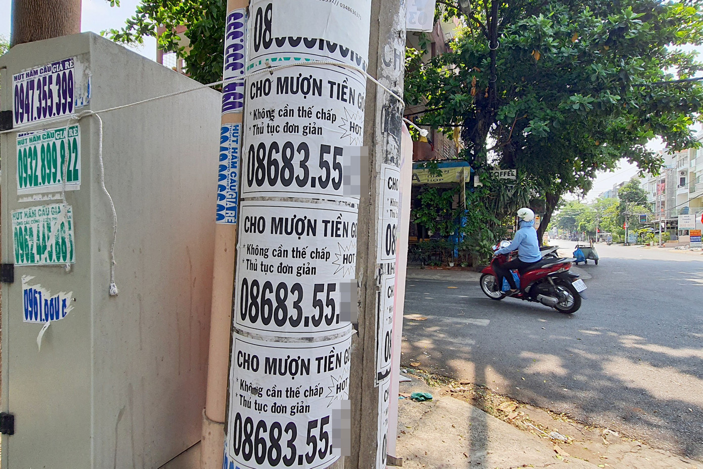 Tờ rơi cho vay tiền dán kín trụ điện trên đường số 52 (phường Tân Tạo, quận Bình Tân). Hình ảnh được chụp vào sáng 6/5 (Ảnh: Hoàng Thuận). Tờ rơi cho vay tiền dán kín trụ điện trên đường số 52 (phường Tân Tạo, quận Bình Tân). Hình ảnh được chụp vào sáng 6/5 (Ảnh: Hoàng Thuận).