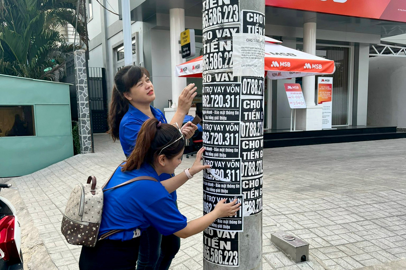 13 tờ rơi cho vay tiền dán kín trụ điện. 13 tờ rơi cho vay tiền dán kín trụ điện.