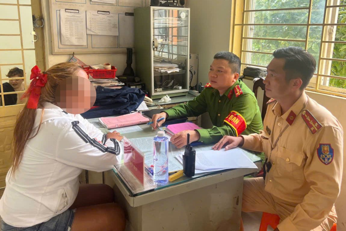 Công an làm việc với người phụ nữ buông 2 tay khi lái xe. Ảnh: PC08. Công an làm việc với người phụ nữ buông 2 tay khi lái xe. Ảnh: PC08.