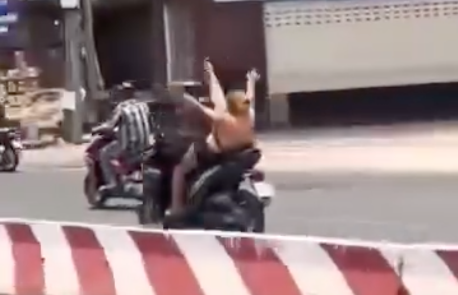 Bà N. buông 2 tay và giơ chân khi lái xe. Ảnh cắt từ clip. Bà N. buông 2 tay và giơ chân khi lái xe. Ảnh cắt từ clip.