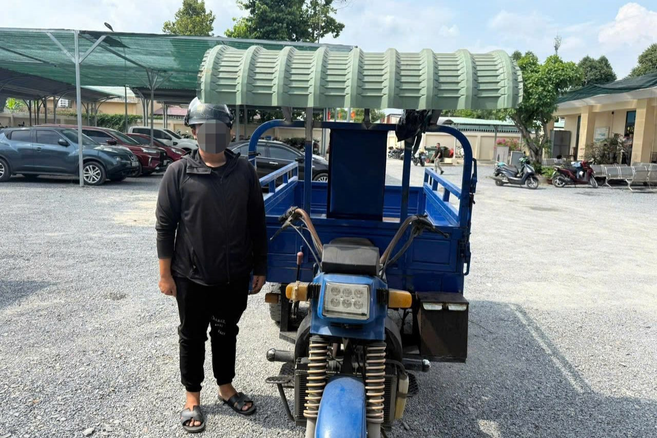 Tài xế xe ba gác và phương tiện tại cơ quan công an. Ảnh: C.A.