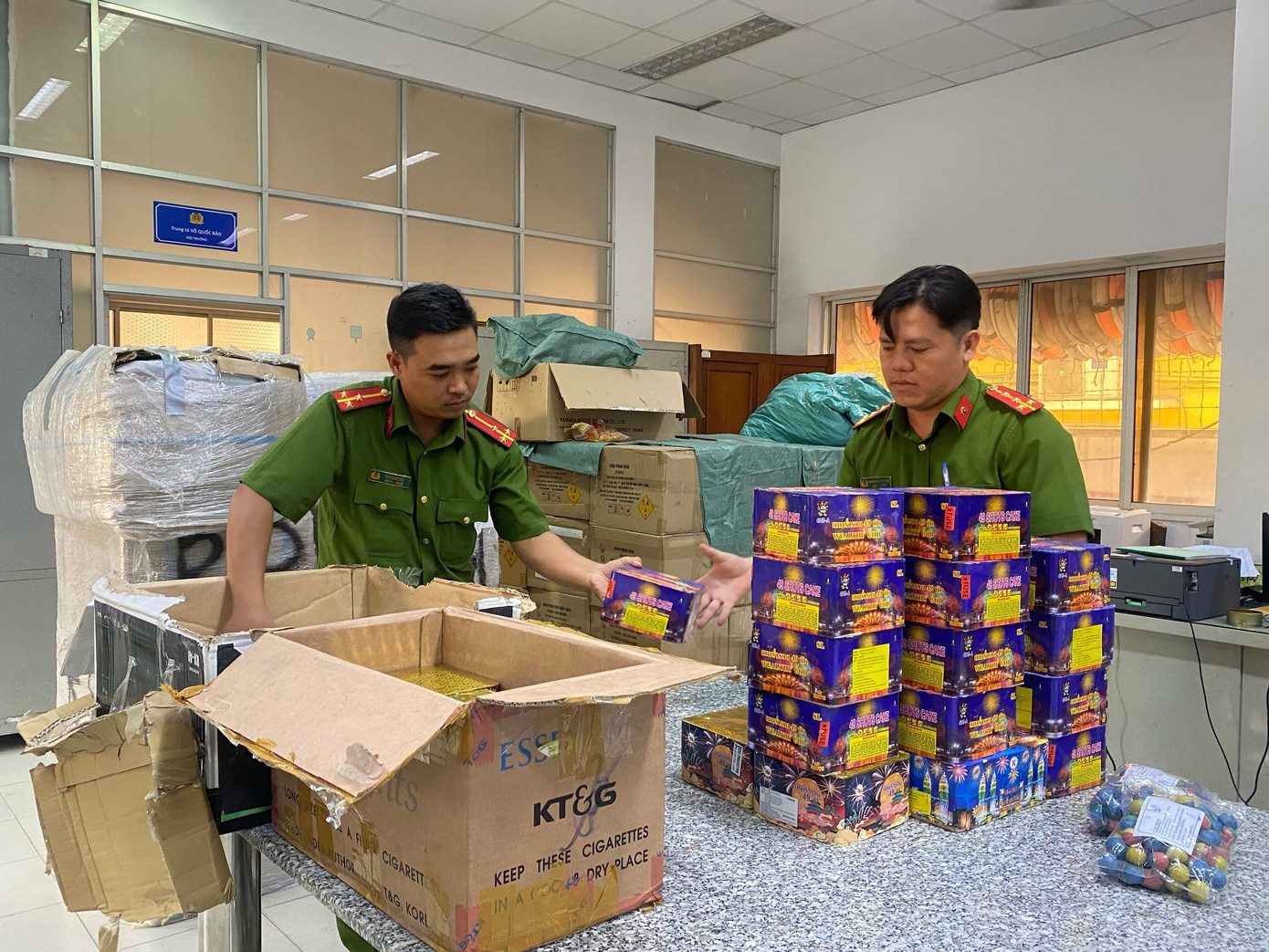 Cơ quan công an kiểm đếm tang vật. Cơ quan công an kiểm đếm tang vật.