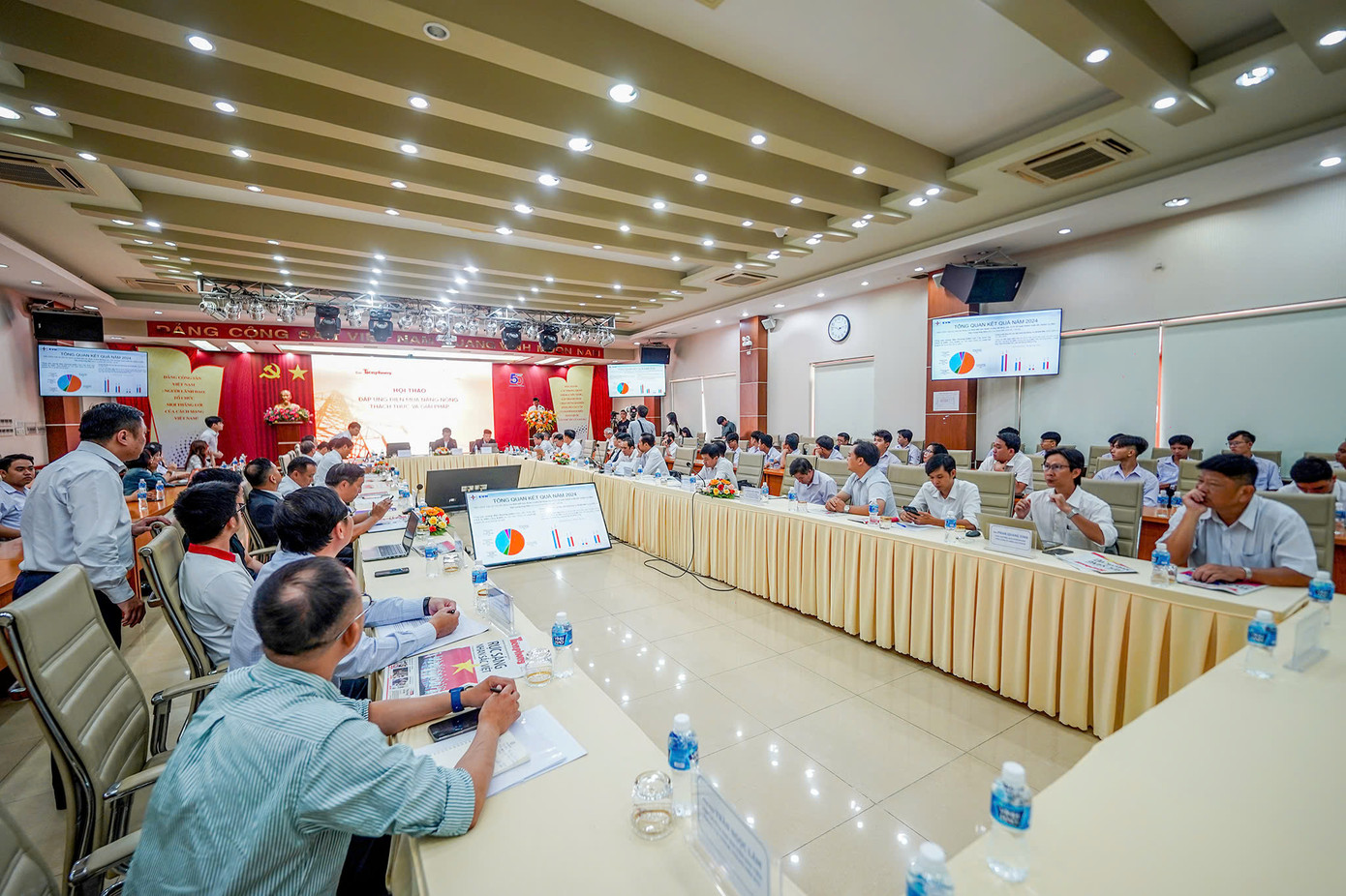 Rất đông đại biểu tham dự hội thảo. Rất đông đại biểu tham dự hội thảo.