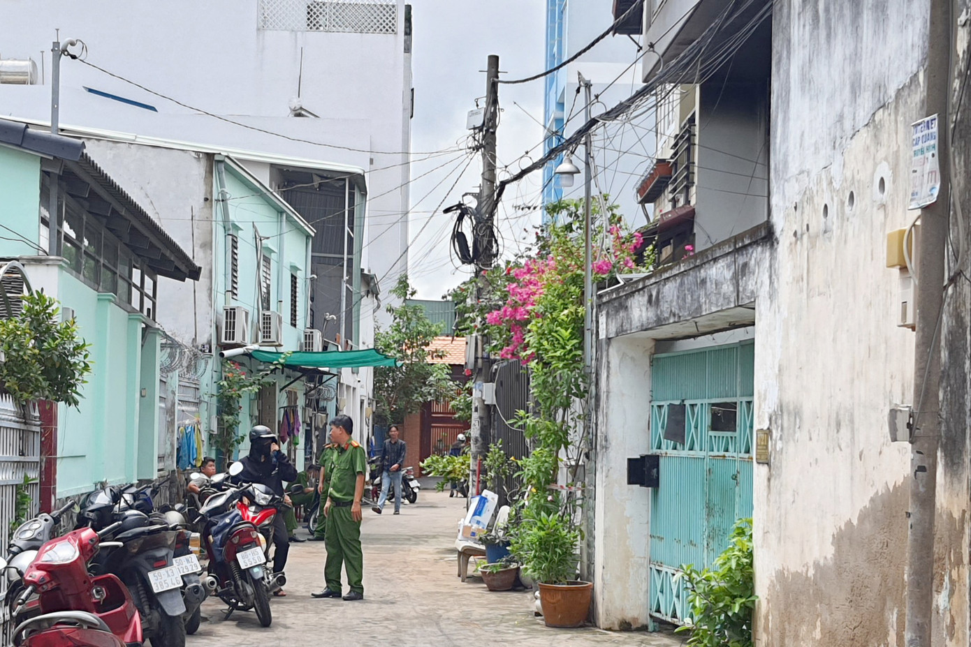 Công an có mặt tại hiện trường xảy ra vụ cháy. Ảnh: Hoàng Thuận. Công an có mặt tại hiện trường xảy ra vụ cháy. Ảnh: Hoàng Thuận.