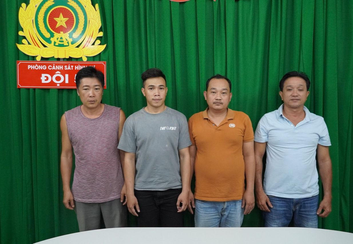 Từ trái qua, Thành, Tú, Toán và Nhiên tại cơ quan công an. Ảnh: Công an cung cấp.