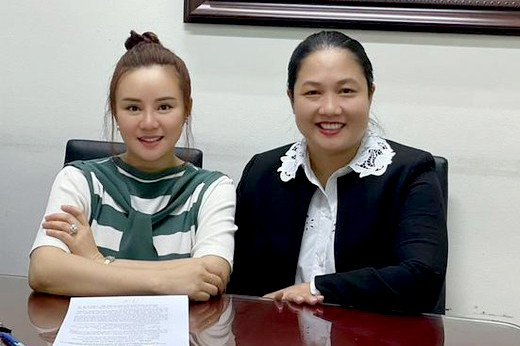 Ca sĩ Vy Oanh (trái) và luật sư.