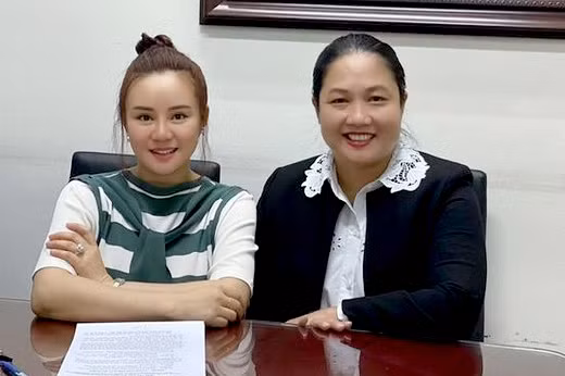 Ca sĩ Vy Oanh (trái) và luật sư. Ca sĩ Vy Oanh (trái) và luật sư.