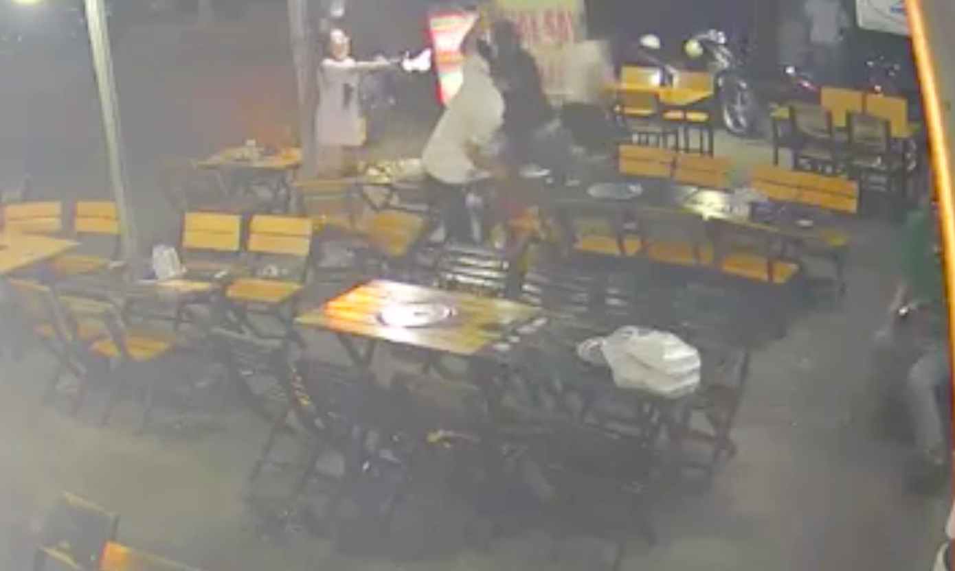 Camera ghi cảnh nhóm của Phương dùng hung khí tấn công nhóm thanh niên. Ảnh: C.A.