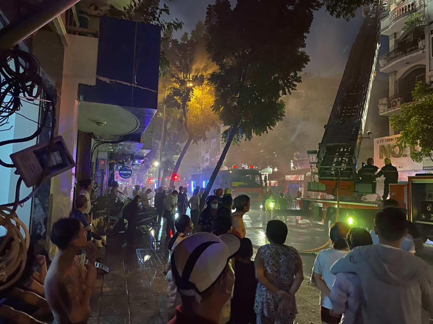 Người dân hiếu kỳ theo dõi vụ hỏa hoạn.