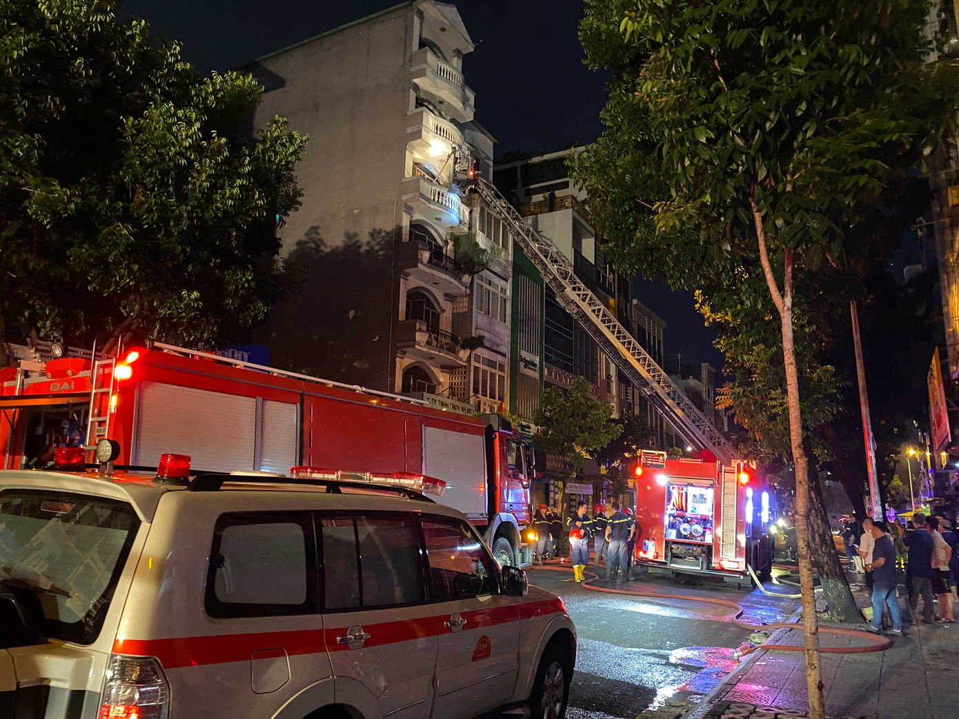 Lính cứu hỏa dùng xe thang tiếp cận vụ cháy.