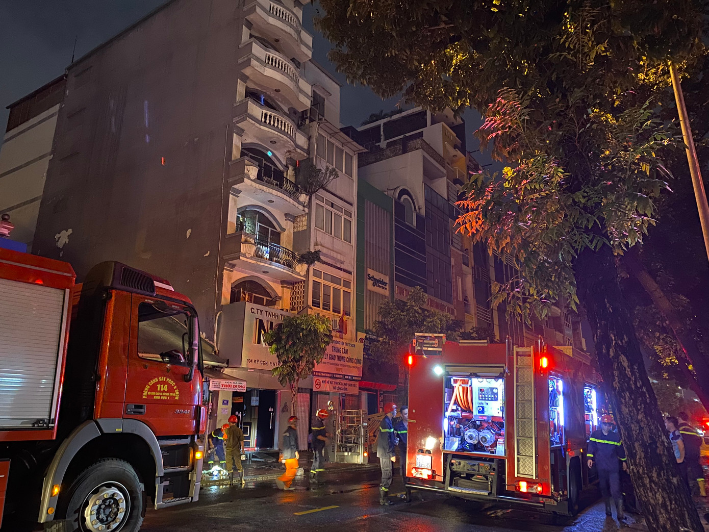 Cháy nhà hàng ở quận 1 TPHCM ảnh 1