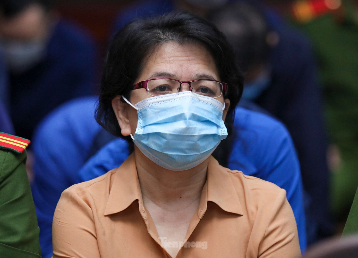 Bà Đỗ Thị Nhàn có mặt với áo sơ mi, đeo khẩu trang quen thuộc. Ảnh: Duy Anh. Bà Đỗ Thị Nhàn có mặt với áo sơ mi, đeo khẩu trang quen thuộc. Ảnh: Duy Anh.