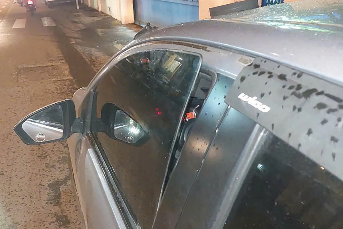 Kính bên trái ô tô bị hư hỏng. Ảnh: C.A.