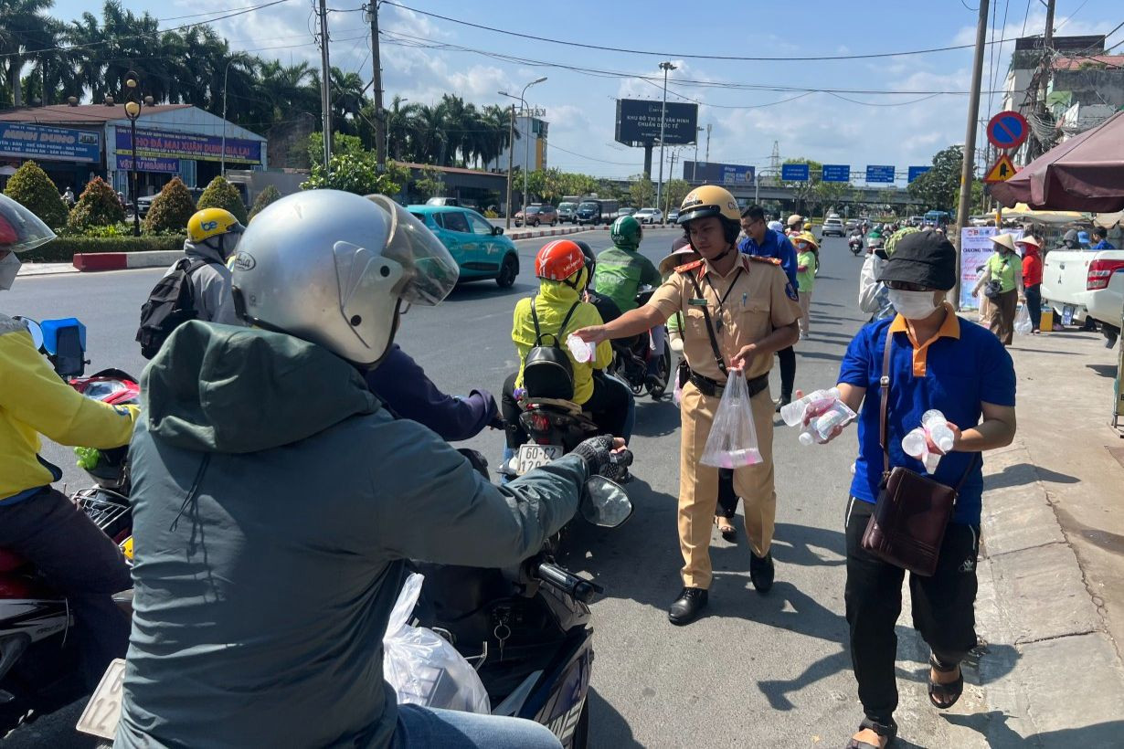 CSGT phát nước suối cho người dân về quê nghỉ lễ. CSGT phát nước suối cho người dân về quê nghỉ lễ.