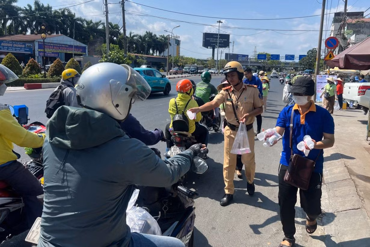 CSGT phát nước suối cho người dân về quê nghỉ lễ. CSGT phát nước suối cho người dân về quê nghỉ lễ.