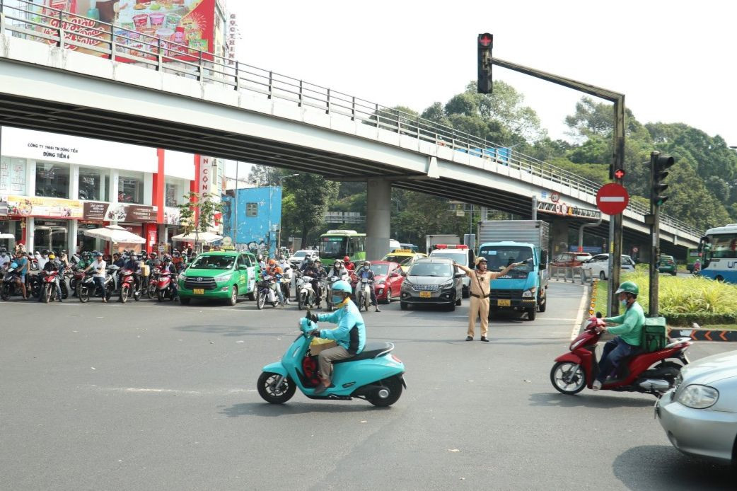 Lực lượng CSGT sẽ túc trực phân luồng giao thông tại các điểm nóng về ùn tắc. Lực lượng CSGT sẽ túc trực phân luồng giao thông tại các điểm nóng về ùn tắc.