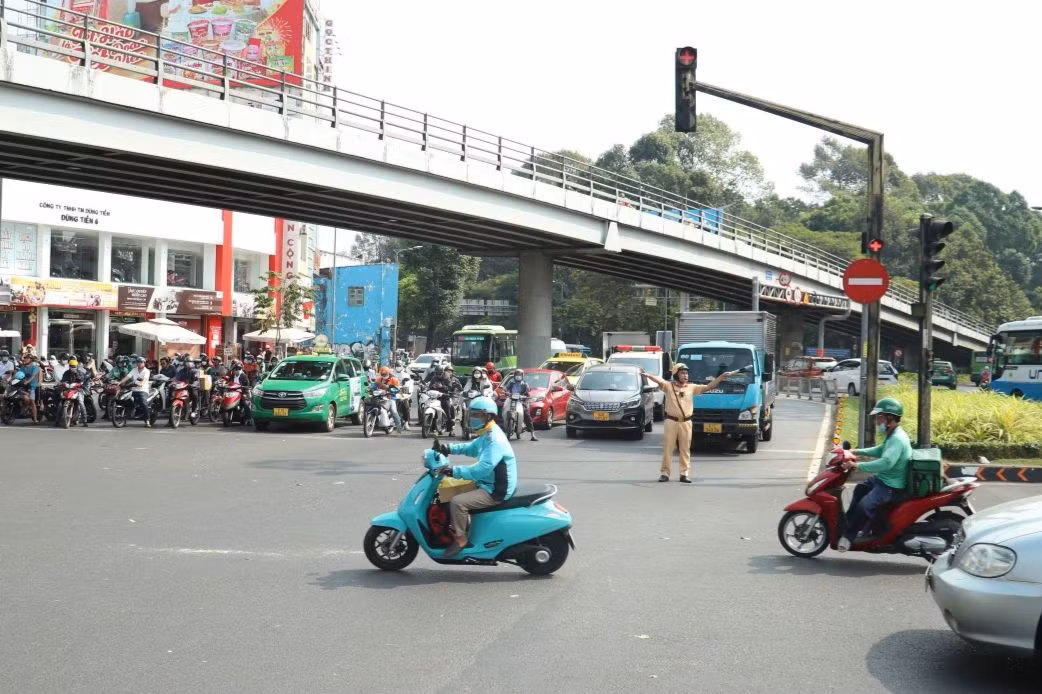 Lực lượng CSGT sẽ túc trực phân luồng giao thông tại các điểm nóng về ùn tắc. Lực lượng CSGT sẽ túc trực phân luồng giao thông tại các điểm nóng về ùn tắc.