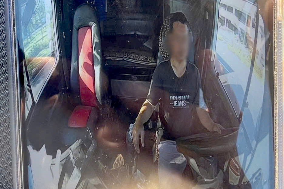 Thiết bị giám sát hành trình ghi nhận tài xế xe container không thắt dây an toàn khi lái xe. Ảnh: PC08.