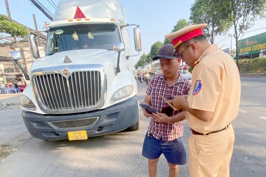 Đội CSGT An Sương kiểm tra một tài xế xe container. Ảnh: PC08