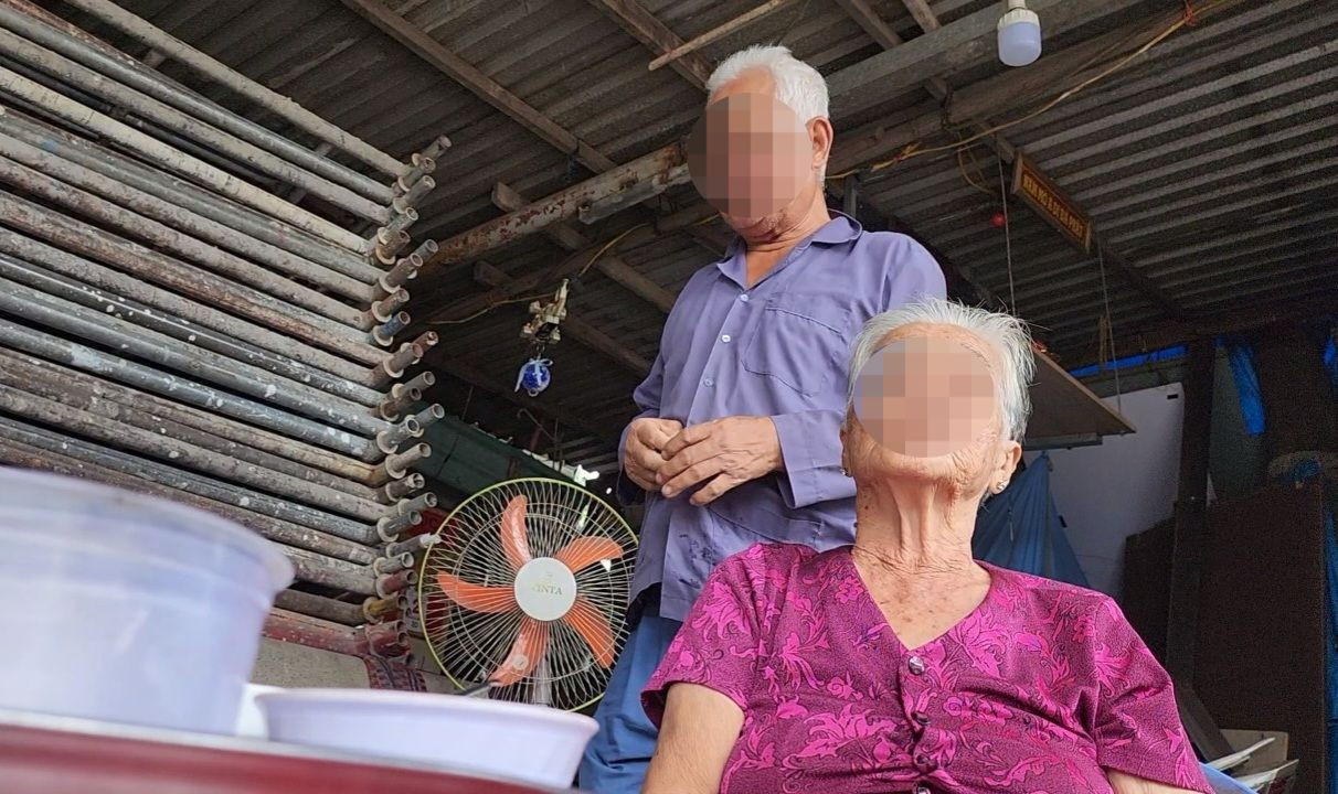 Vợ chồng cụ C bị kẻ gian giả làm từ thiện để trộm vàng. Ảnh: A.X.