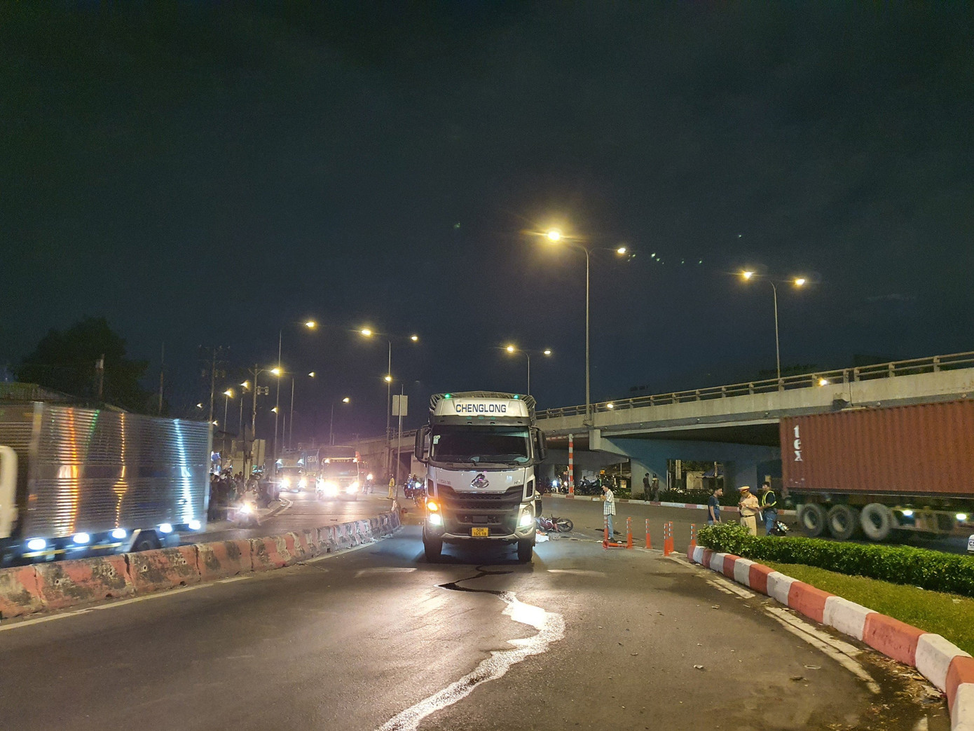 Vị trí tai nạn nằm trong lối rẽ dành cho xe tải. Ảnh: H.T. Vị trí tai nạn nằm trong lối rẽ dành cho xe tải. Ảnh: H.T.